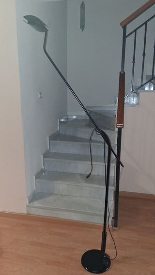 Lámpara de pie diseño basculante y regulable