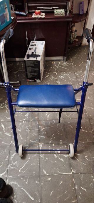 Andador azul con asiento