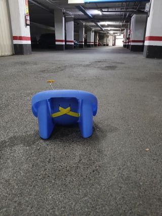 Trineo de nieve azul con asiento y cuerda