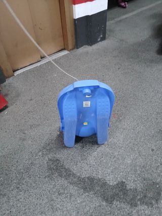 Trineo de nieve azul con asiento y cuerda