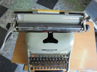 Máquina de escribir Olivetti Lexicon 80