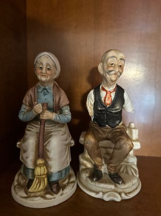 Pareja de figuras de porcelana de pareja anciana