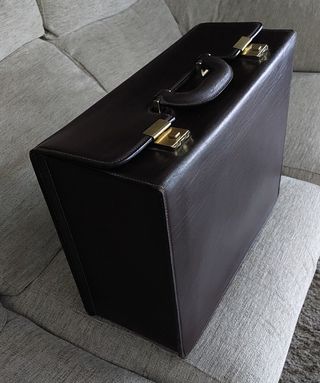 Maletín de piel marrón