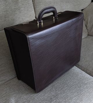 Maletín de piel marrón