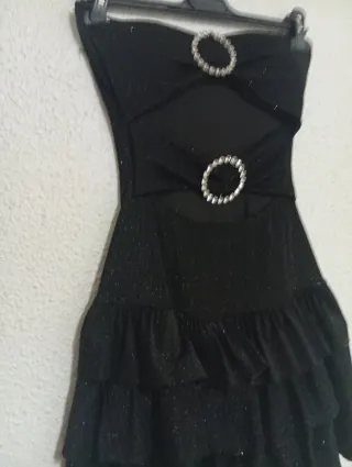 Vestido negro con brillos y volantes