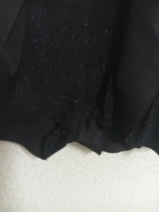 Vestido negro con brillos y volantes