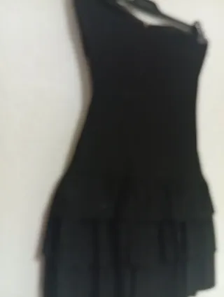 Vestido negro con brillos y volantes