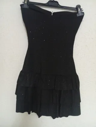 Vestido negro con brillos y volantes