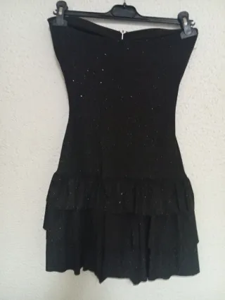 Vestido negro con brillos y volantes