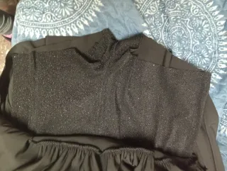 Vestido negro con brillos y volantes