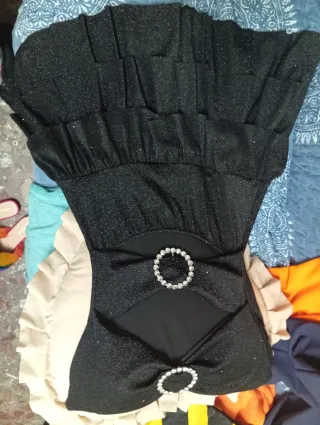 Vestido negro con brillos y volantes