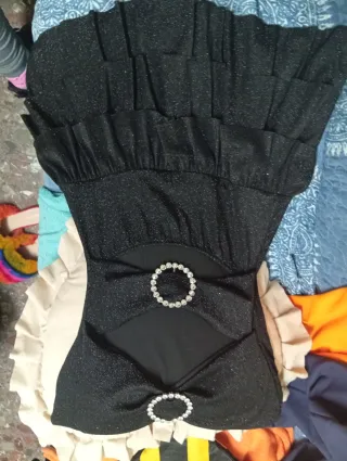 Vestido negro con brillos y volantes