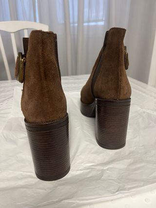 Botines de tacón con hebilla