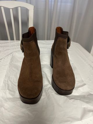 Botines de tacón con hebilla