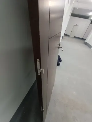 Puerta de interior madera oscura