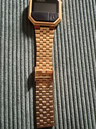 Reloj Nixon Re-Run Dorado y Negro