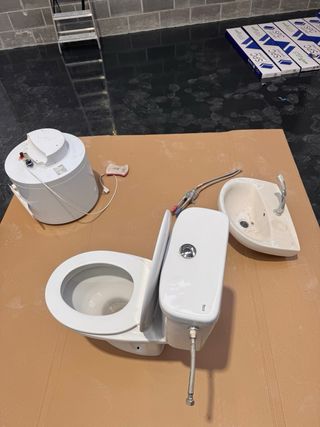 Taza, lavabo y termo en buen estado