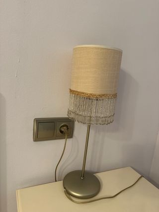 Lamparita de mesa beige y dorada