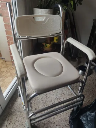 Cadira ortopèdica amb rodes, en molt bon estat