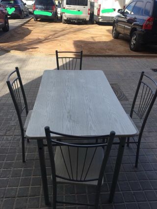 Mesa y 4 sillas cocina buen estado