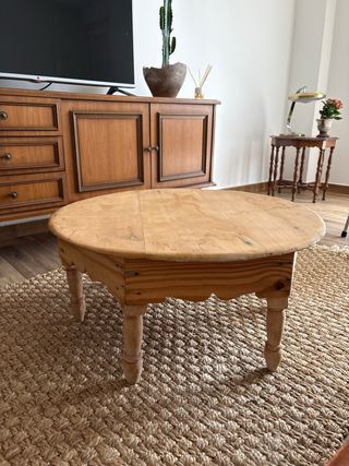Mesa de centro redonda de madera antigua