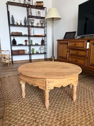 Mesa de centro redonda de madera antigua