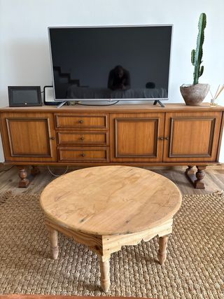 Mesa de centro redonda de madera antigua