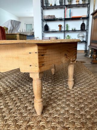 Mesa de centro redonda de madera antigua