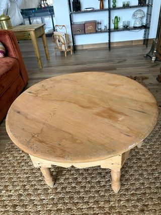 Mesa de centro redonda de madera antigua
