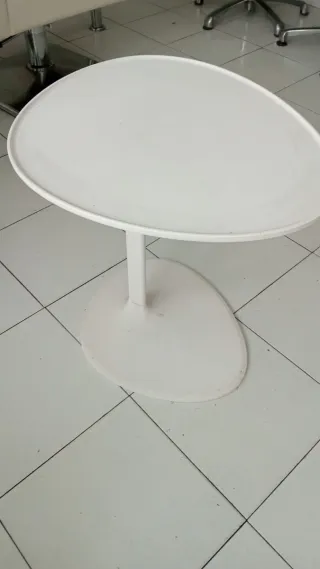 Mesa auxiliar blanca moderna