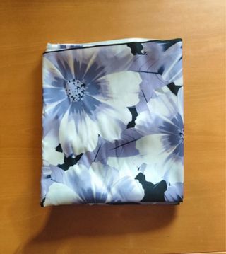 Tela morada con estampado floral
