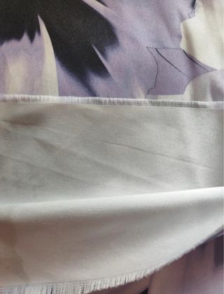 Tela morada con estampado floral