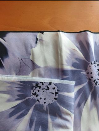 Tela morada con estampado floral