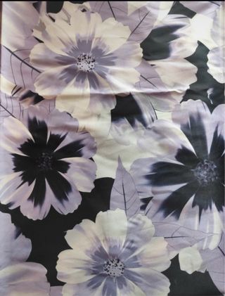 Tela morada con estampado floral