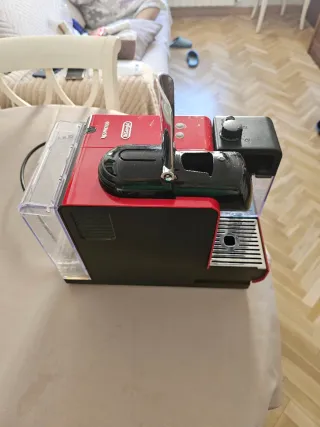 Cafetera Delonghi Nespresso Roja