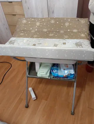 Cambiador con bañera y bandeja