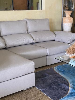 Sofa chaislongue en color claro comodo y nuevo