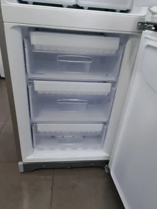 Nevera combi Indesit plateada