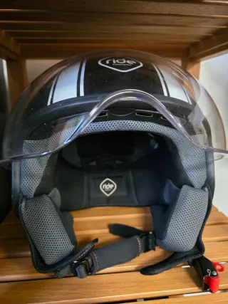 Casco de moto negro con visera