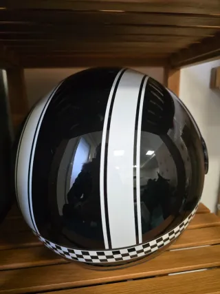 Casco de moto negro con visera