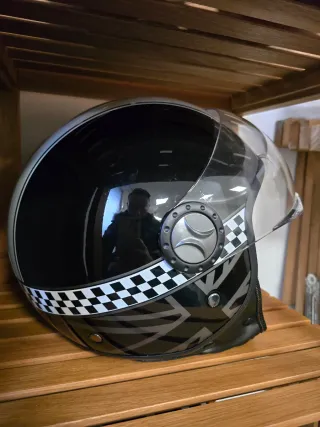 Casco de moto negro con visera