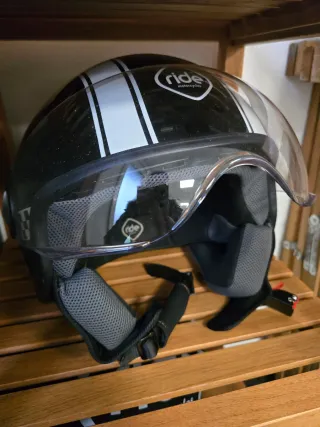 Casco de moto negro con visera