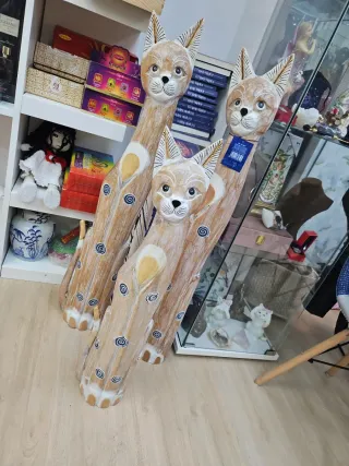 Figuras de Gatos de Madera Tallada