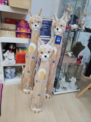 Figuras de Gatos de Madera Tallada