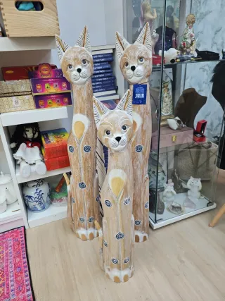 Figuras de Gatos de Madera Tallada
