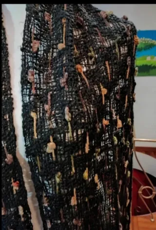 Sciarpa nera con dettagli multicolor