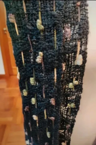 Sciarpa nera con dettagli multicolor