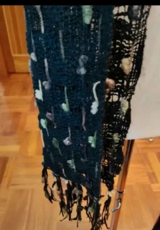 Sciarpa nera con dettagli multicolor