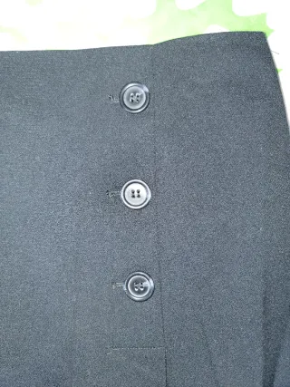 Falda casual negra con botones