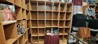 Estantería de madera con huecos